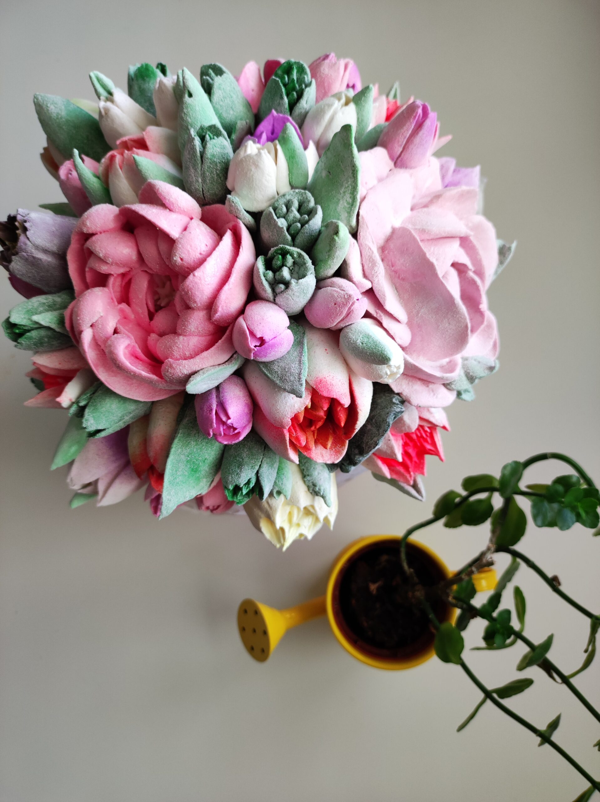 Cutie rotunda din catifea cu flori asortiment / Круглая бархатная коробка с цветами асорти