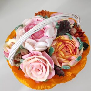 Cos cu bujori regali, trandafiri si asteri / Корзина с королевскими пионами, розами и астрами