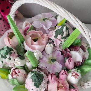 Cos cu bujori, flori de lunca, lalele si zambile / Корзина с пионами, луговыми цветами, тюльпанами и гиацинтами