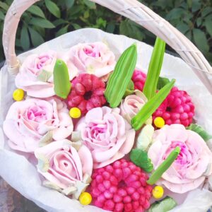 Cos cu trandafiri si zmeura / Корзина с розами и малиной