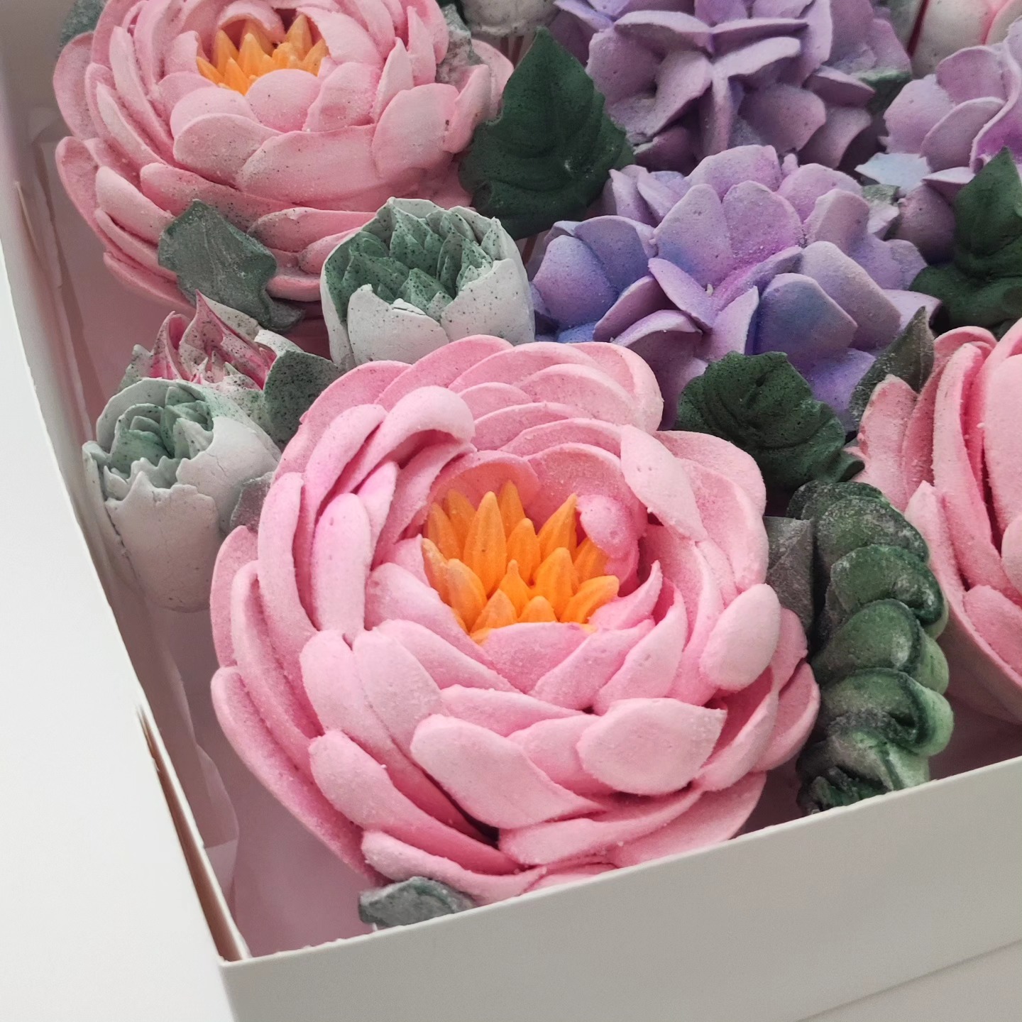 Cutie cu bujori mari, lalele și hortensie / Коробка с крупными пионами, тюльпанами и гортензией — изображение 6
