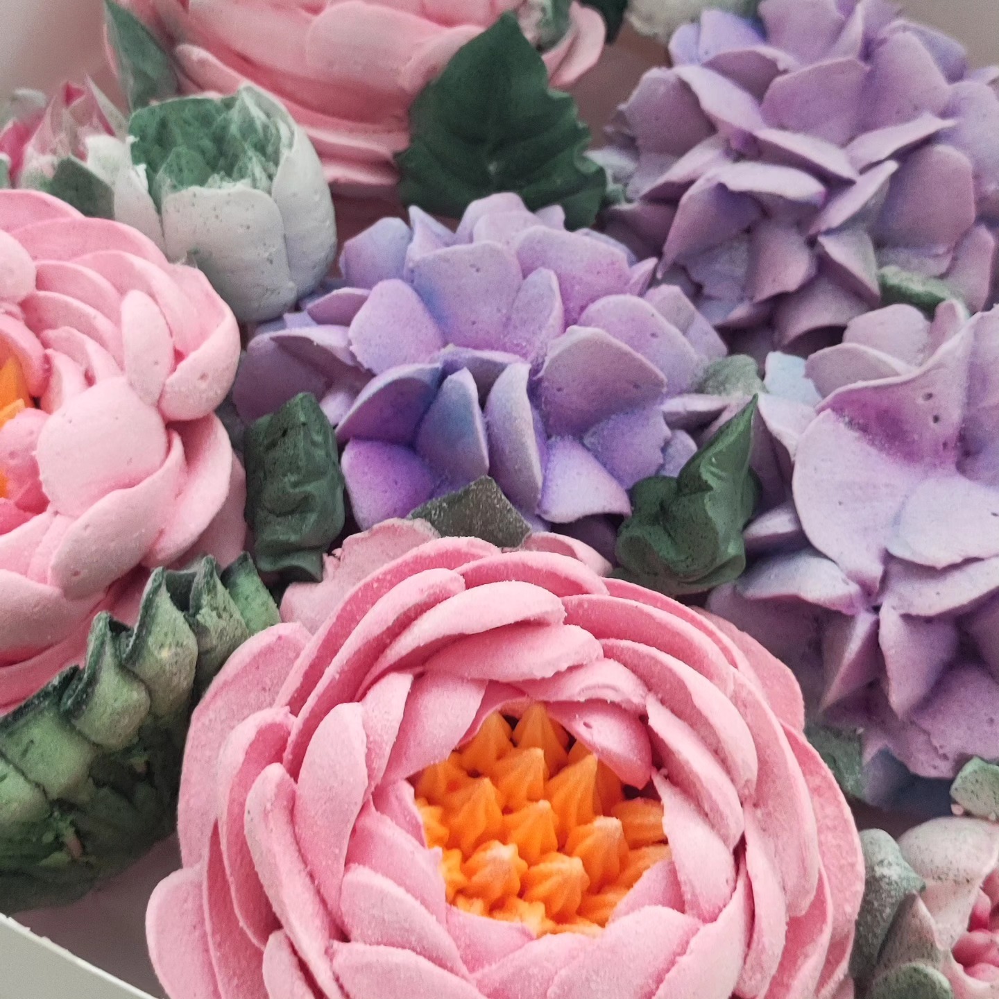Cutie cu bujori mari, lalele și hortensie / Коробка с крупными пионами, тюльпанами и гортензией — изображение 3