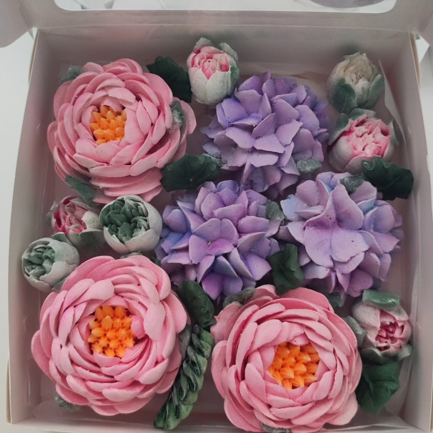 Cutie cu bujori mari, lalele și hortensie / Коробка с крупными пионами, тюльпанами и гортензией — изображение 7