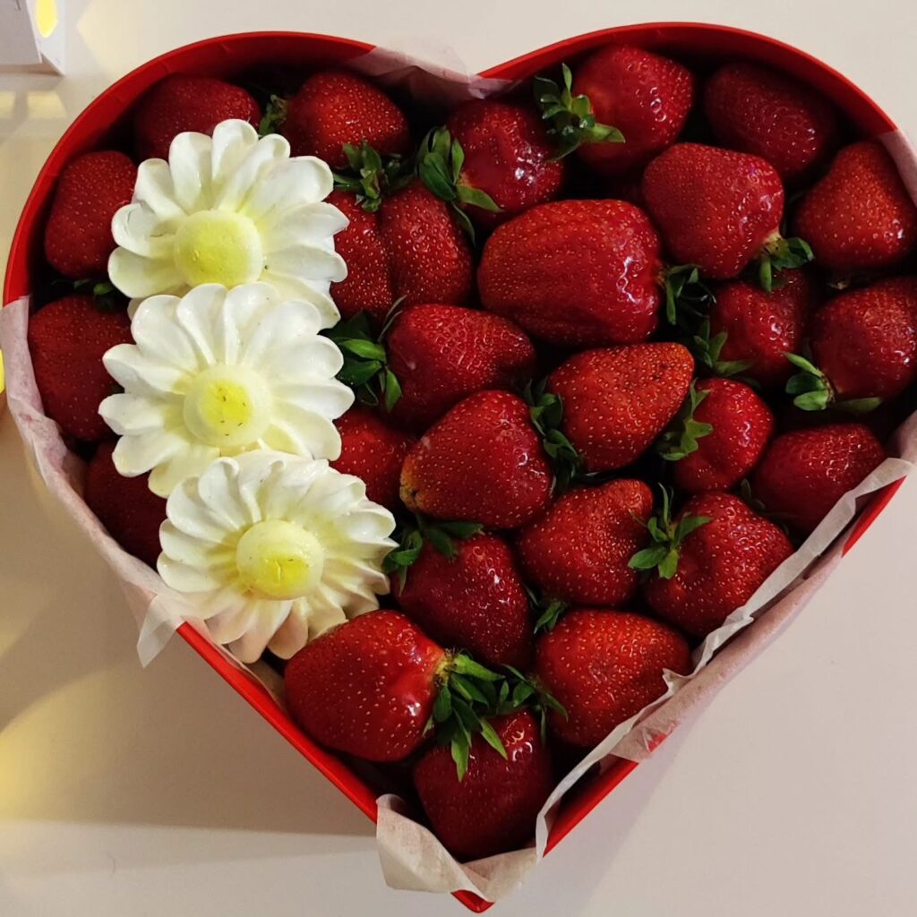 Cutie inimioară cu căpșună și margarete din zefir / Коробочка сердце с клубникой и ромашками из зефира