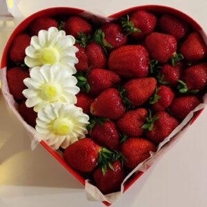 Cutie inimioară cu căpșună și margarete din zefir / Коробочка сердце с клубникой и ромашками из зефира