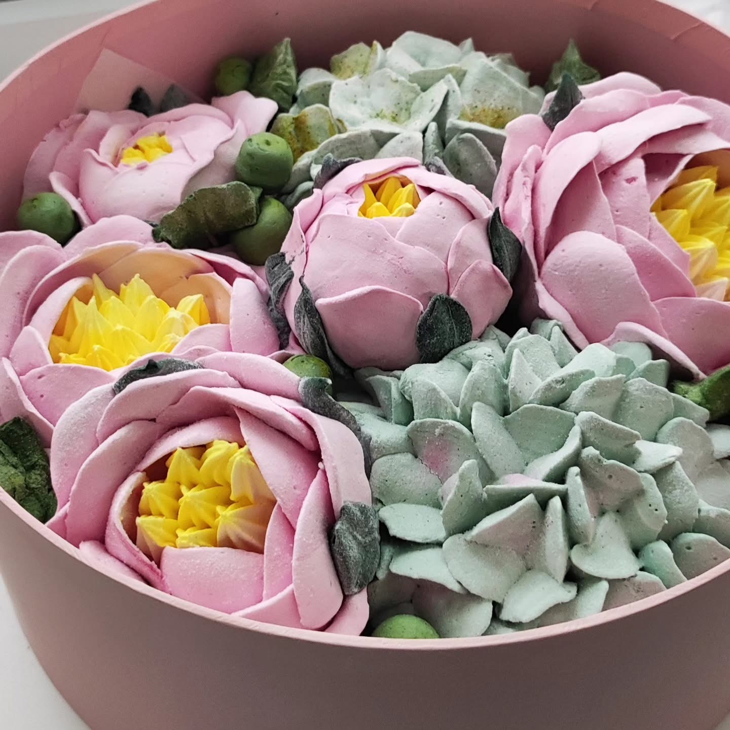 Cutie cu bujori de fantezie și hortensie arbustiva / Коробка с фантазийными пионами и кустовой гортензией — изображение 3