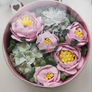 Cutie cu bujori de fantezie și hortensie arbustiva / Коробка с фантазийными пионами и кустовой гортензией