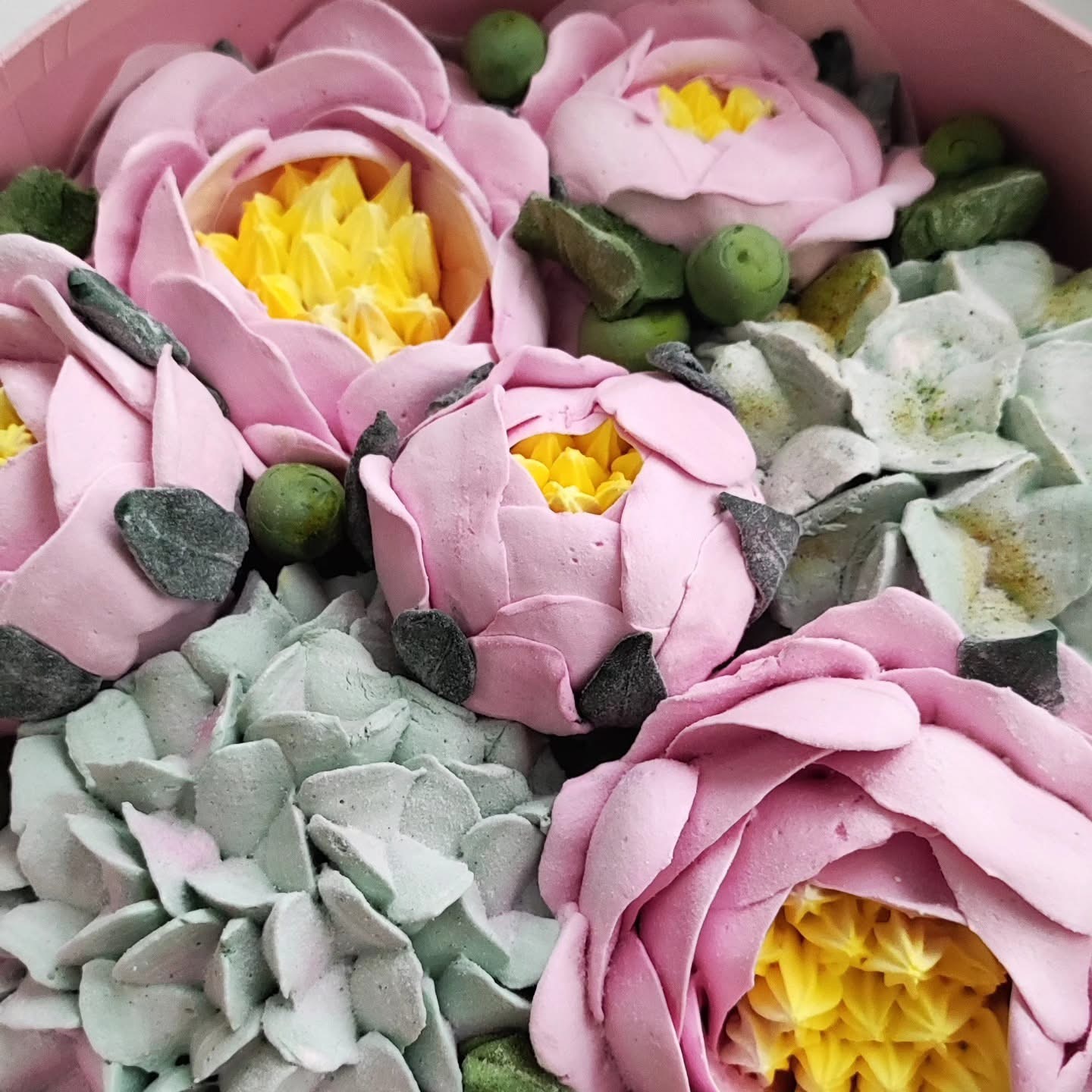 Cutie cu bujori de fantezie și hortensie arbustiva / Коробка с фантазийными пионами и кустовой гортензией — изображение 6