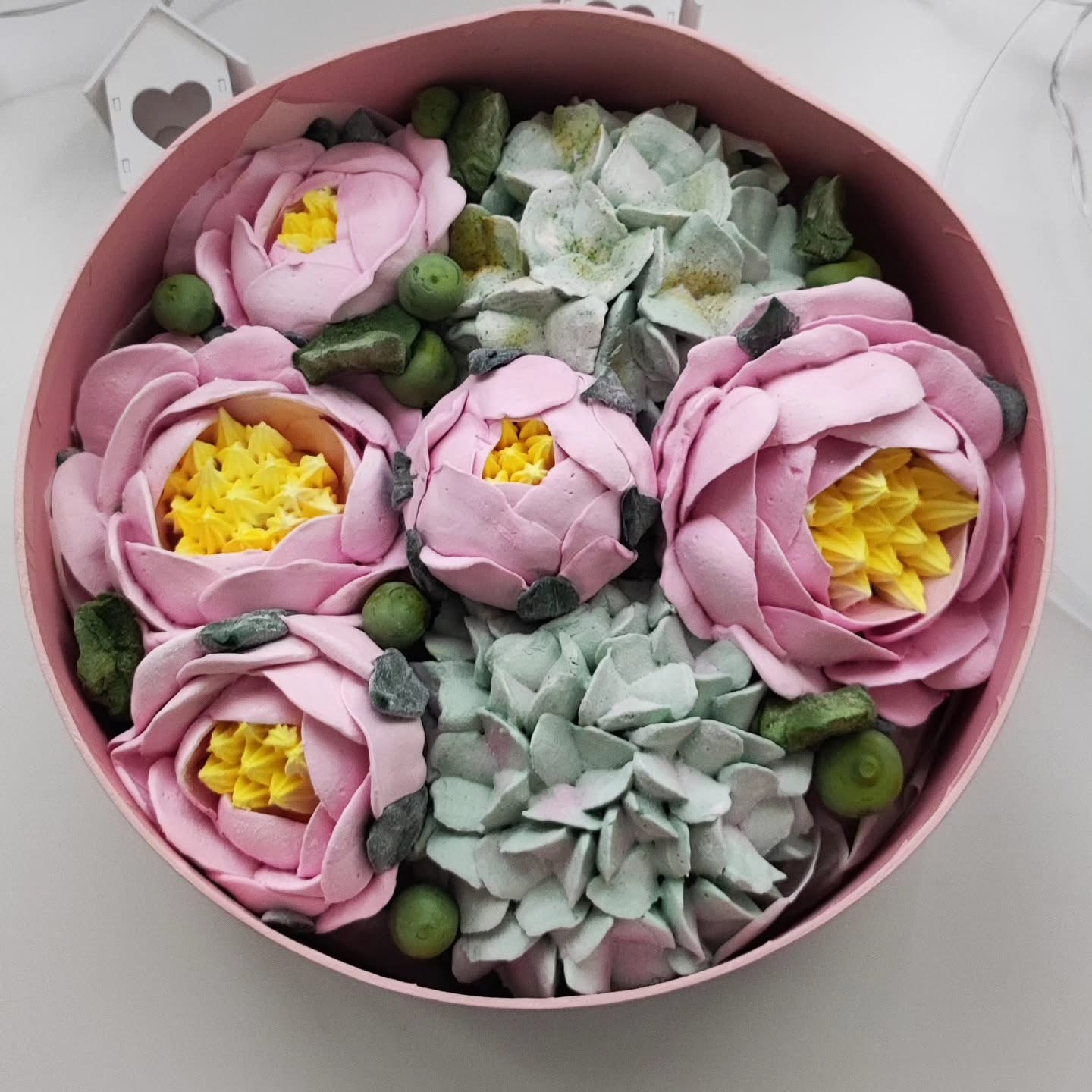 Cutie cu bujori de fantezie și hortensie arbustiva / Коробка с фантазийными пионами и кустовой гортензией — изображение 2