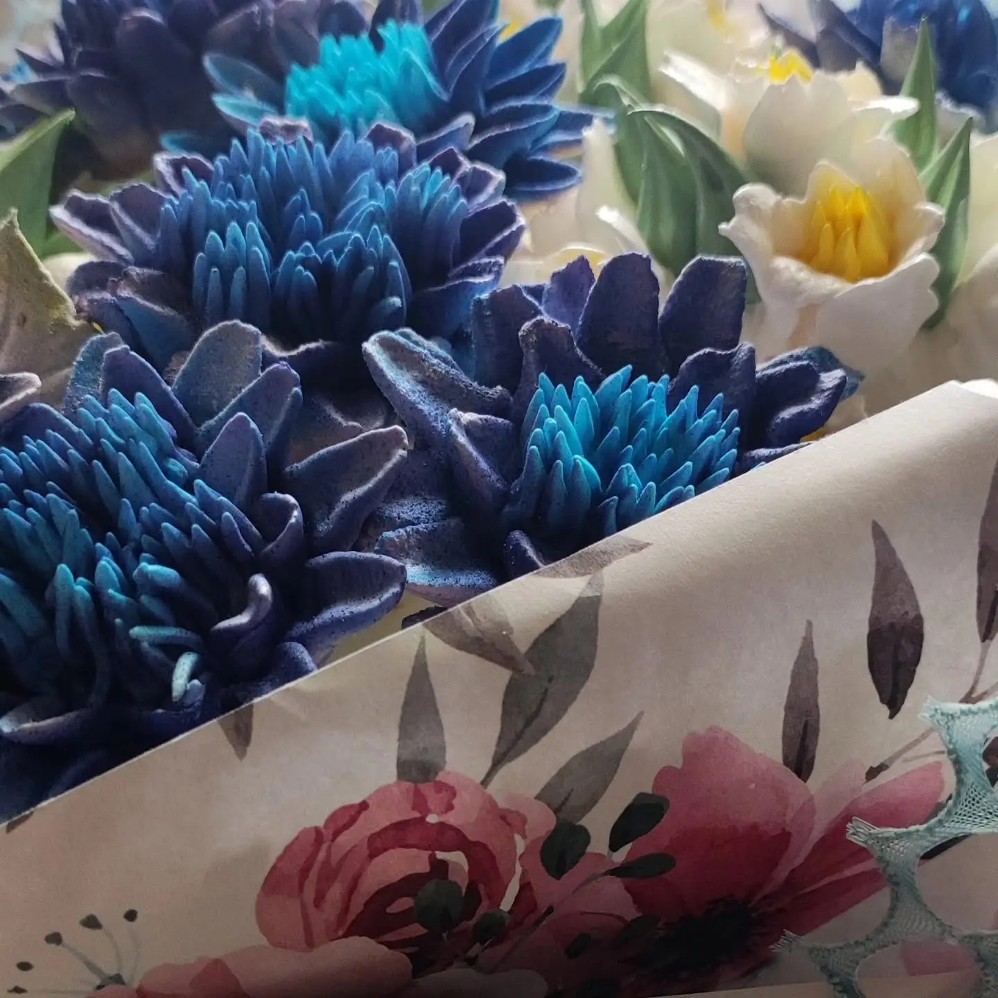 Buchet cu ghiocei și floarea de porumb / Букет с подснежниками и васильками — изображение 3