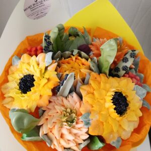 Buchet cu floarea soarelui, flori sălbatice strălucitoare și sorbus / Букет с подсолнухами, яркими полевыми цветами и рябиной