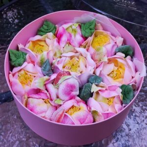 O cutie cu bujori europeni / Коробочка с европейскими пионами