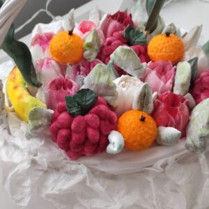 Cos cu lalele, zmeura, banana, mandarine / Корзина с тюльпанами, бананом, малиной, мандаринами