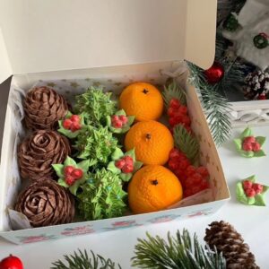 Set de Anul Nou cu conuri de brad, brazi, portocale și sorbus / Новогодний набор с еловыми шишками, елками, апельсинами и рябиной
