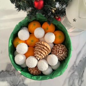 Cutie cu conuri de brad, bulgari de zapada si mandarine / Коробочка с шишками, снежными шарами и мандаринами