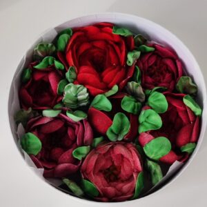 Cutie rotunda cu bujori rosii / Круглая коробочка с красными пионами