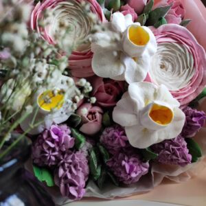 Buchet cu ranunculus, liliac, lalele si narcise / Букет с нарцисами, сиренью, ранункулюсом (азиатский лютик) и тюльпанами