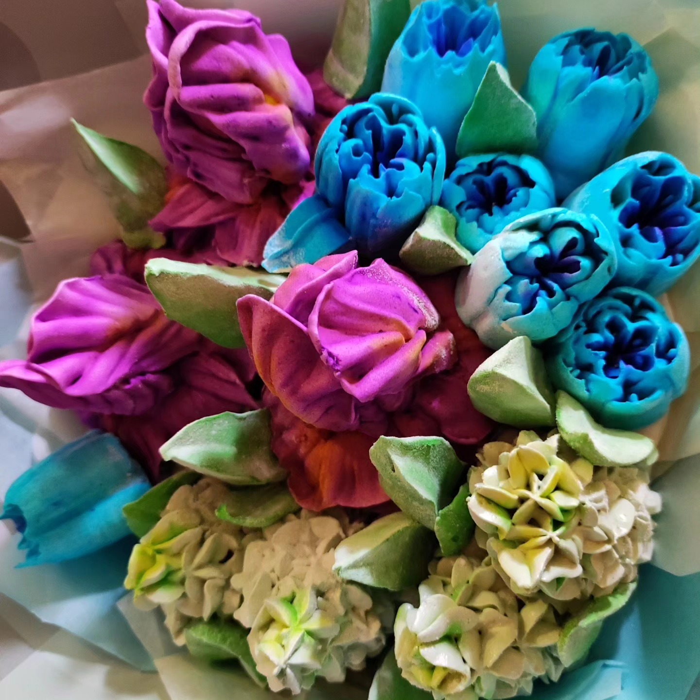 Buchet cu liliac, lalele si irisi / Букет с сиренью, тюльпанами и ирисами — изображение 4