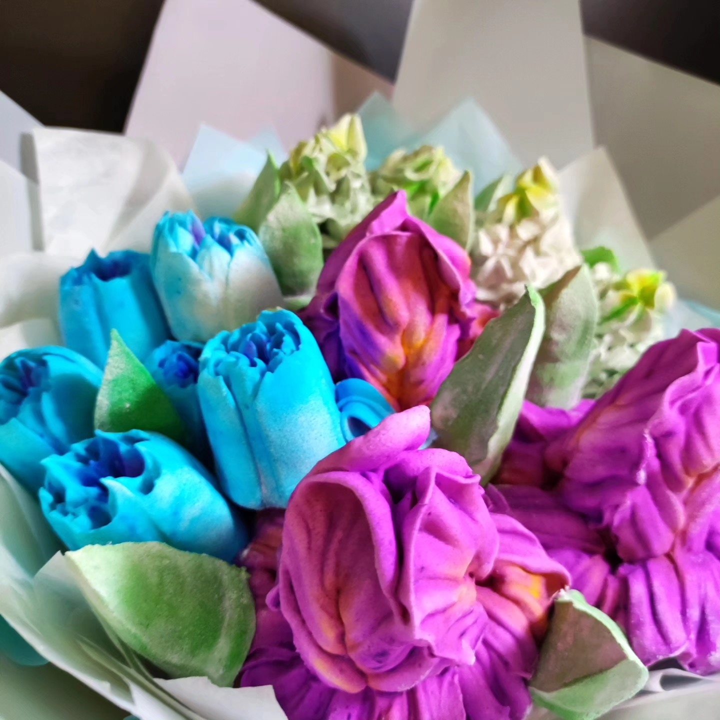 Buchet cu liliac, lalele si irisi / Букет с сиренью, тюльпанами и ирисами — изображение 3