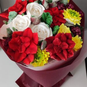 Buchet de Craciun cu trandafiri, crizantema, flori de Craciun si sorbus / Рождественский букет с пуансеттией, розами, хризантемой и рябиной