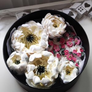 Cutie rotunda cu bujori mari si flori de câmp / Круглая коробка с пышными пионами и полевыми цветами