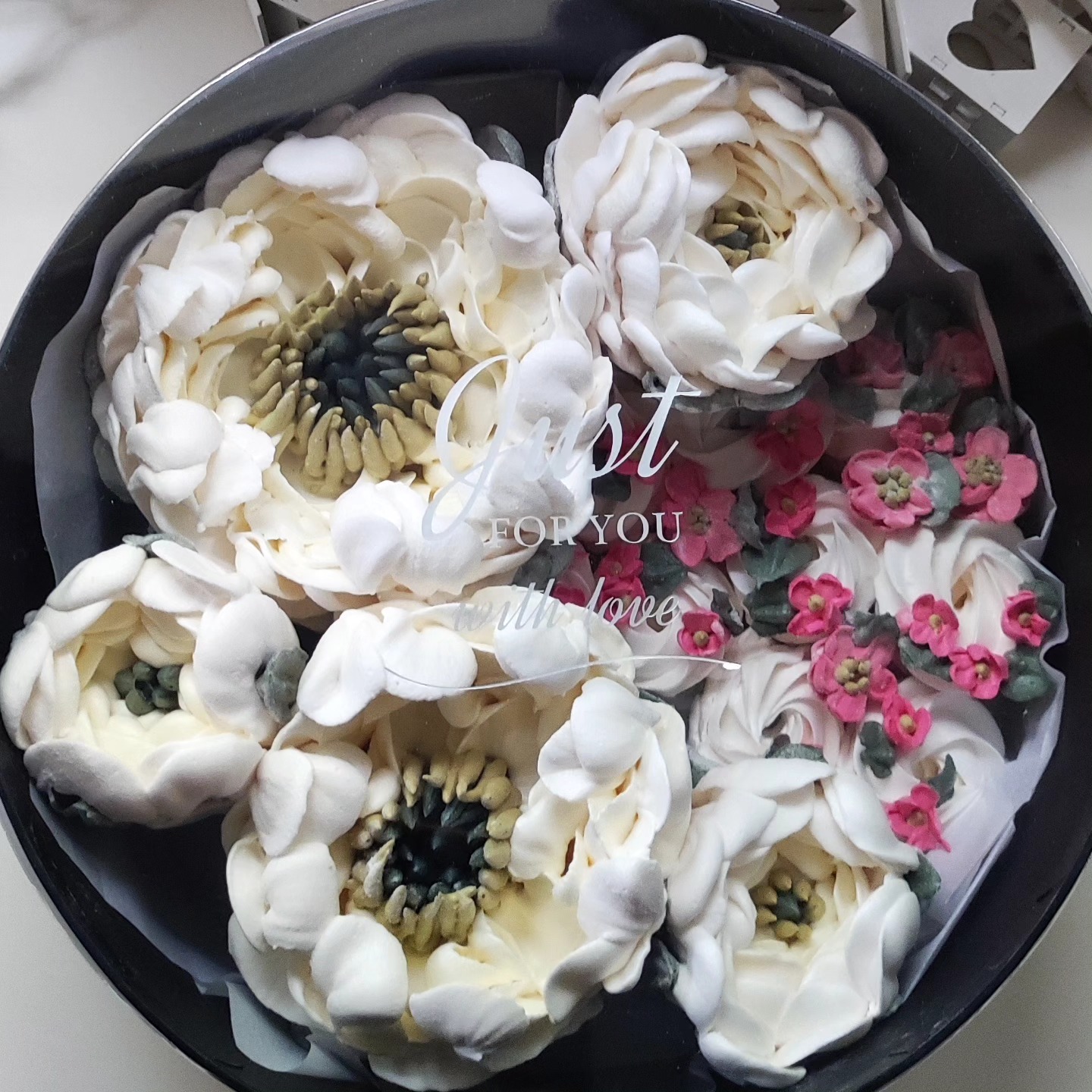 Cutie rotunda cu bujori mari si flori de câmp / Круглая коробка с пышными пионами и полевыми цветами — изображение 2