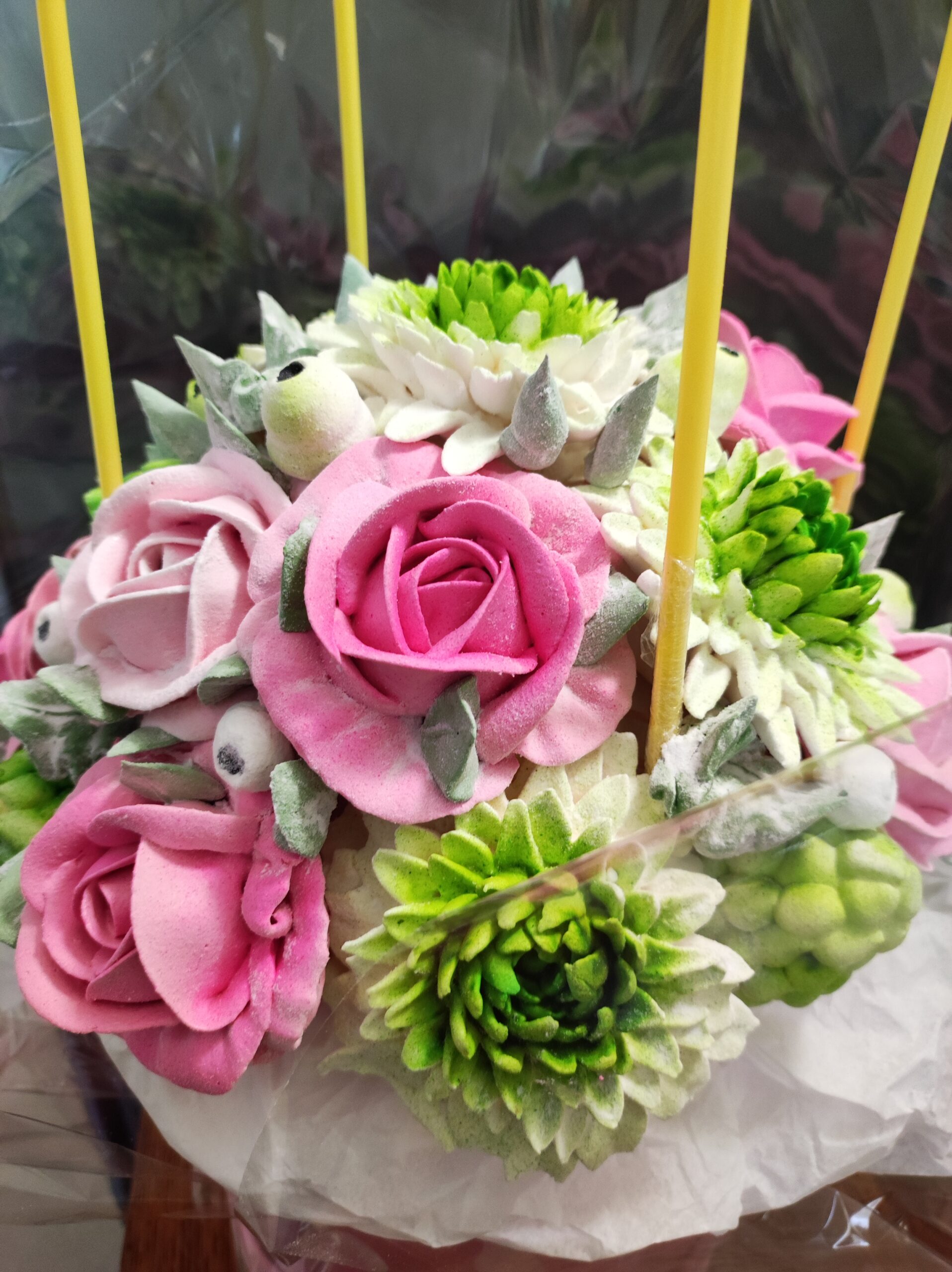 Cutie rotundă din catifea cu buchet de trandafiri și crizanteme, si balon / Круглая бархатная коробка с букетом из роз и хризантем, и воздушным шаром — изображение 4