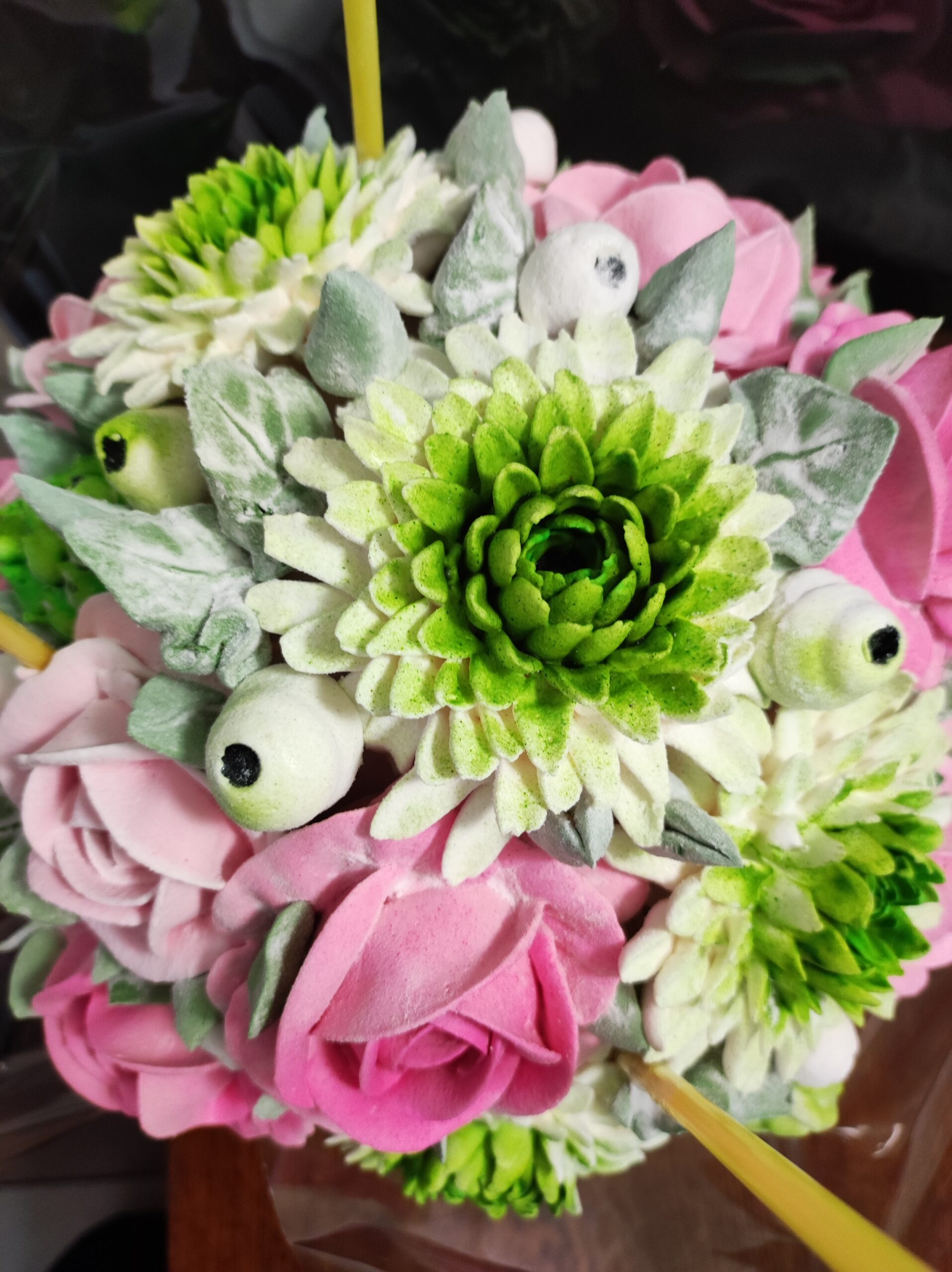 Cutie rotundă din catifea cu buchet de trandafiri și crizanteme, si balon / Круглая бархатная коробка с букетом из роз и хризантем, и воздушным шаром — изображение 5