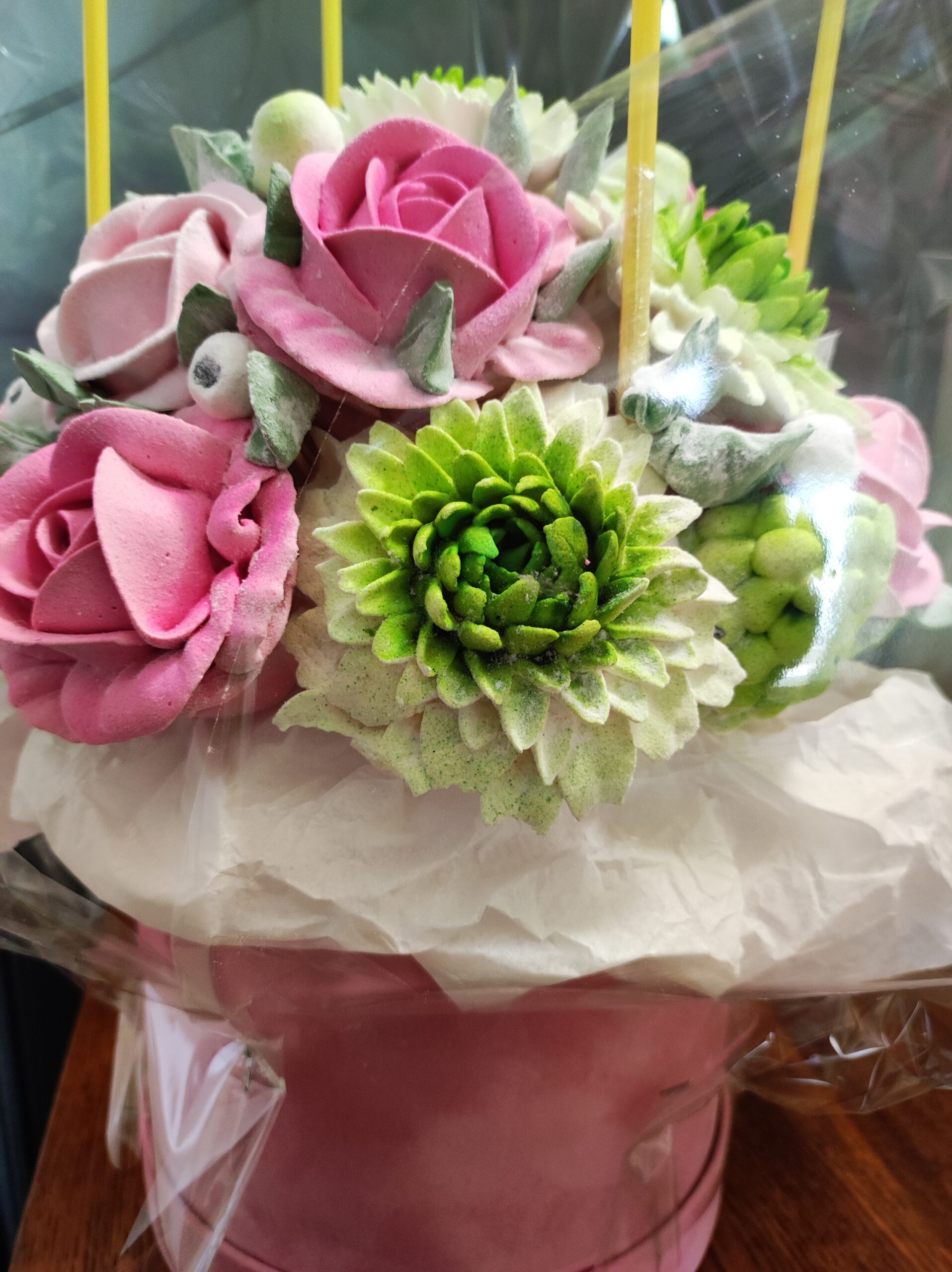 Cutie rotundă din catifea cu buchet de trandafiri și crizanteme, si balon / Круглая бархатная коробка с букетом из роз и хризантем, и воздушным шаром — изображение 6