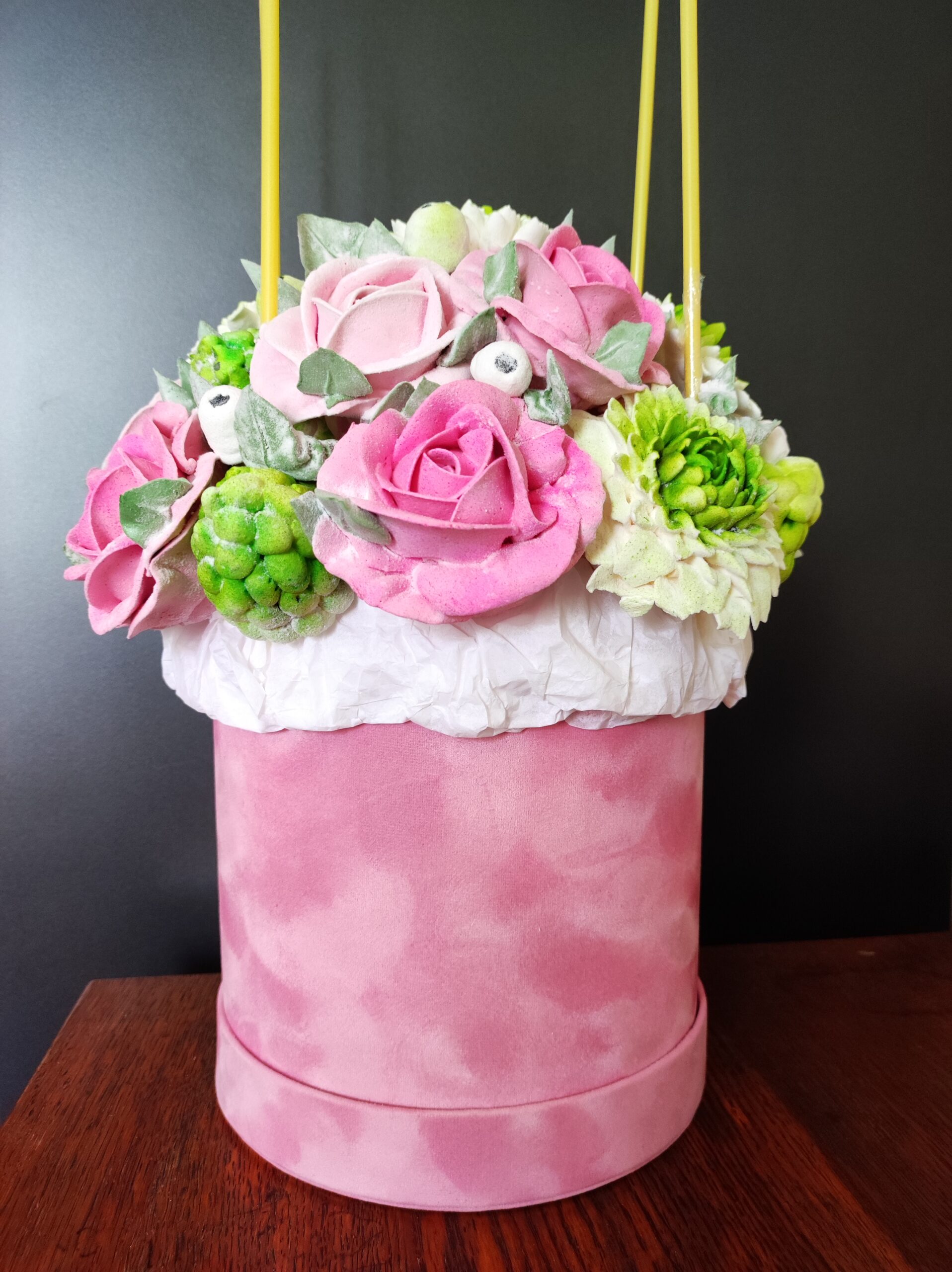 Cutie rotundă din catifea cu buchet de trandafiri și crizanteme, si balon / Круглая бархатная коробка с букетом из роз и хризантем, и воздушным шаром — изображение 8