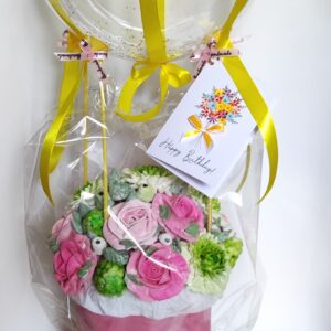 Cutie rotundă din catifea cu buchet de trandafiri și crizanteme, si balon / Круглая бархатная коробка с букетом из роз и хризантем, и воздушным шаром