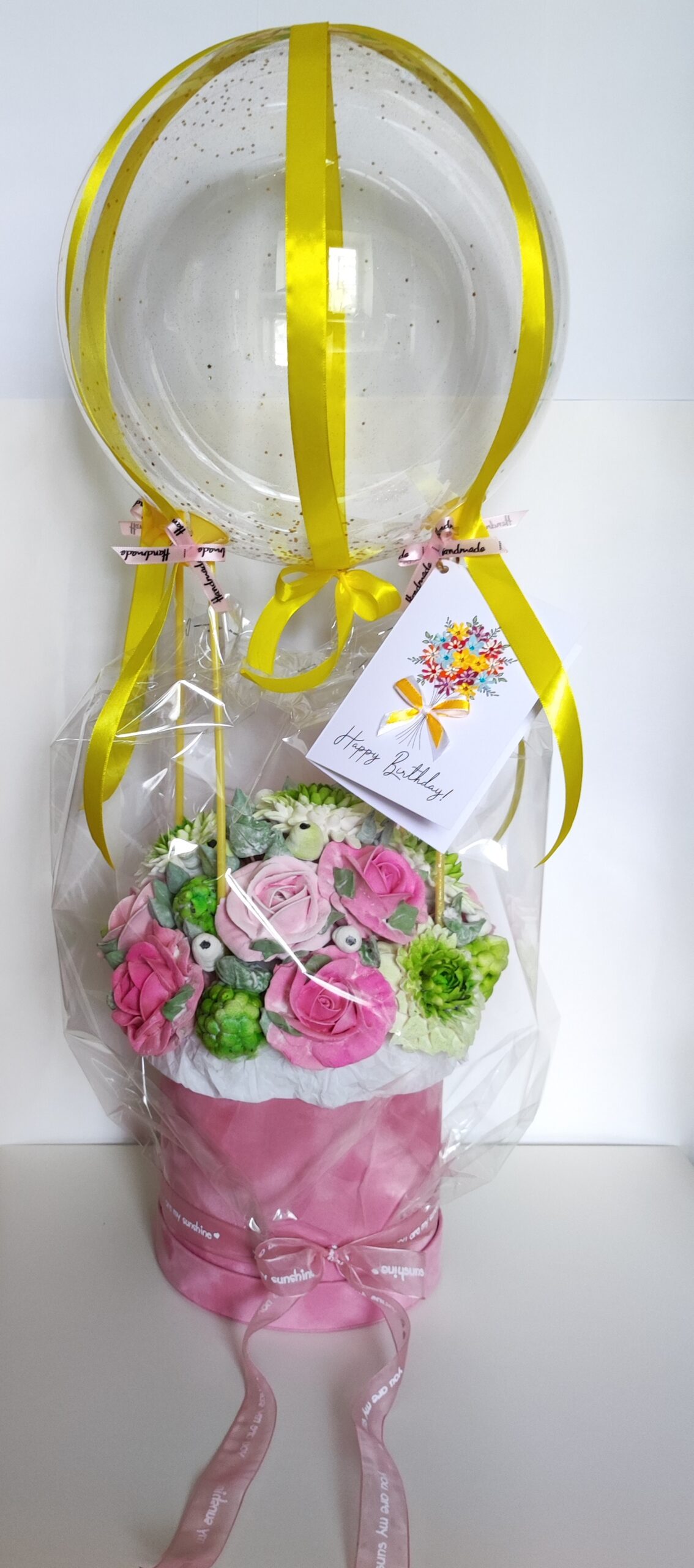 Cutie rotundă din catifea cu buchet de trandafiri și crizanteme, si balon / Круглая бархатная коробка с букетом из роз и хризантем, и воздушным шаром