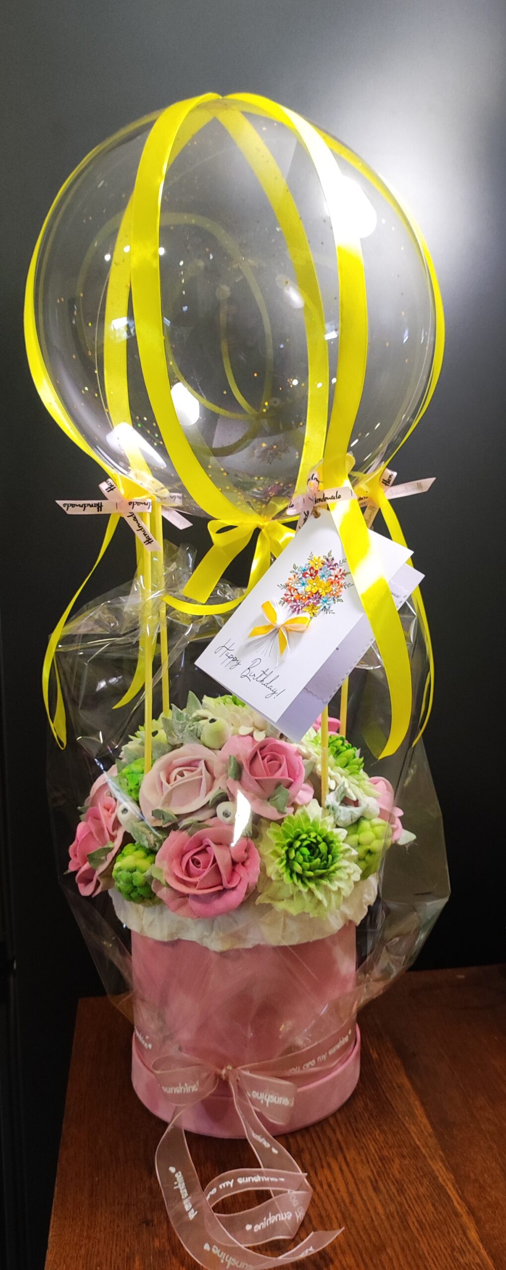 Cutie rotundă din catifea cu buchet de trandafiri și crizanteme, si balon / Круглая бархатная коробка с букетом из роз и хризантем, и воздушным шаром — изображение 3