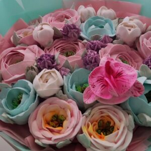 Buchet cu bujori înfloriți, boboci de bujori, liliac, ranunculus și orhidee / Букет с цветущими пионами, бутонами пионов, сиренью, ранункулюсом и орхидеей
