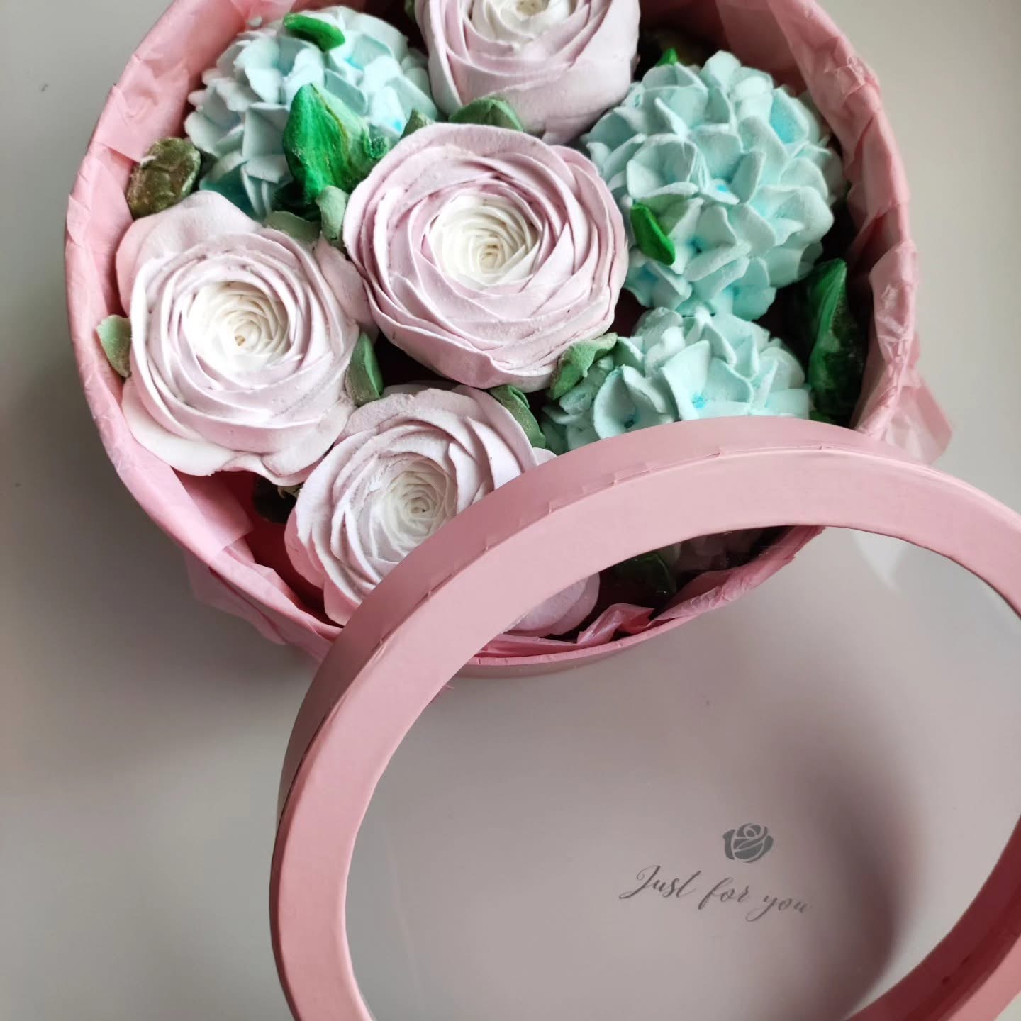 Cutie rotunda cu hortensie si ranunculus / Круглая коробочка с гортензией и ранункулюсом — изображение 2