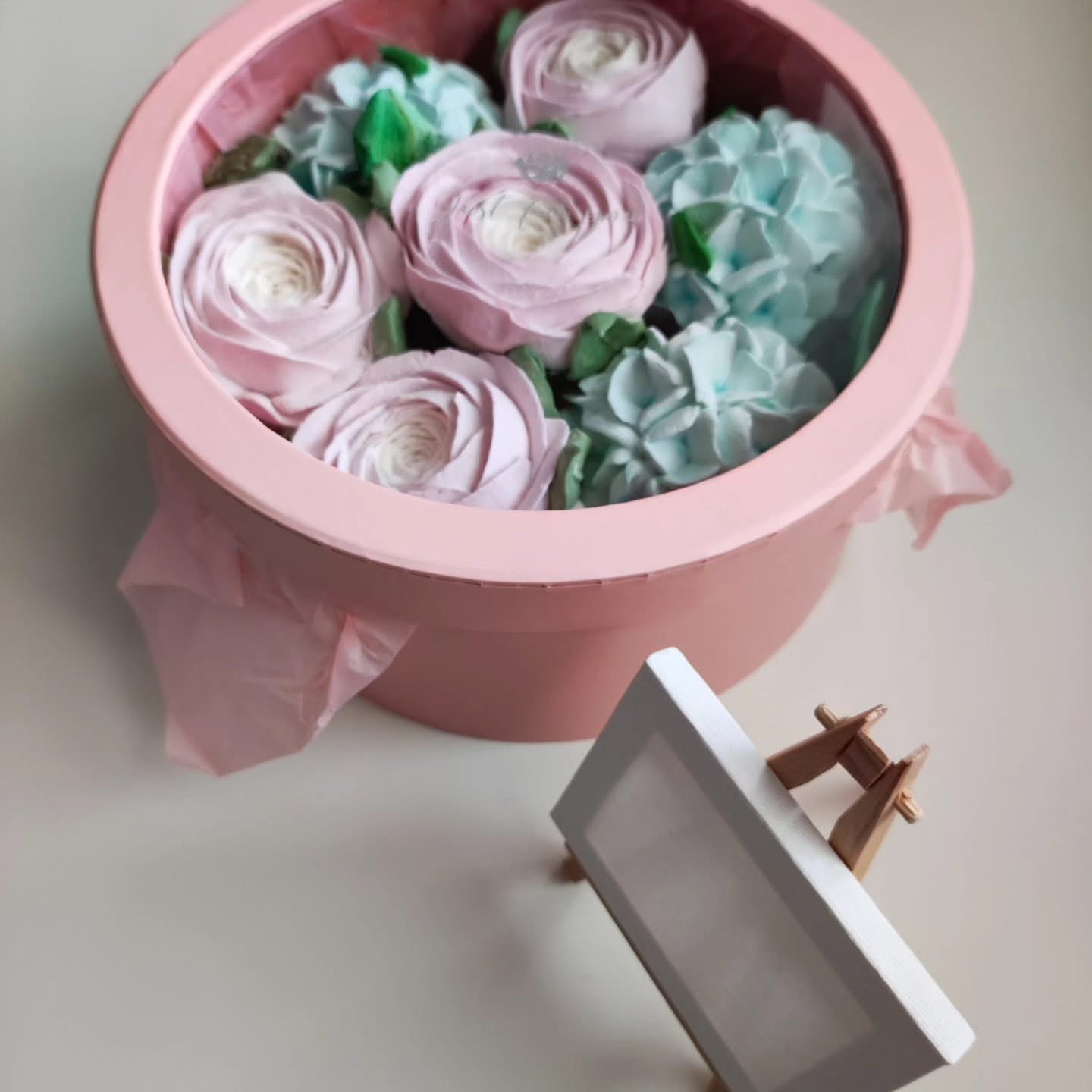 Cutie rotunda cu hortensie si ranunculus / Круглая коробочка с гортензией и ранункулюсом — изображение 6