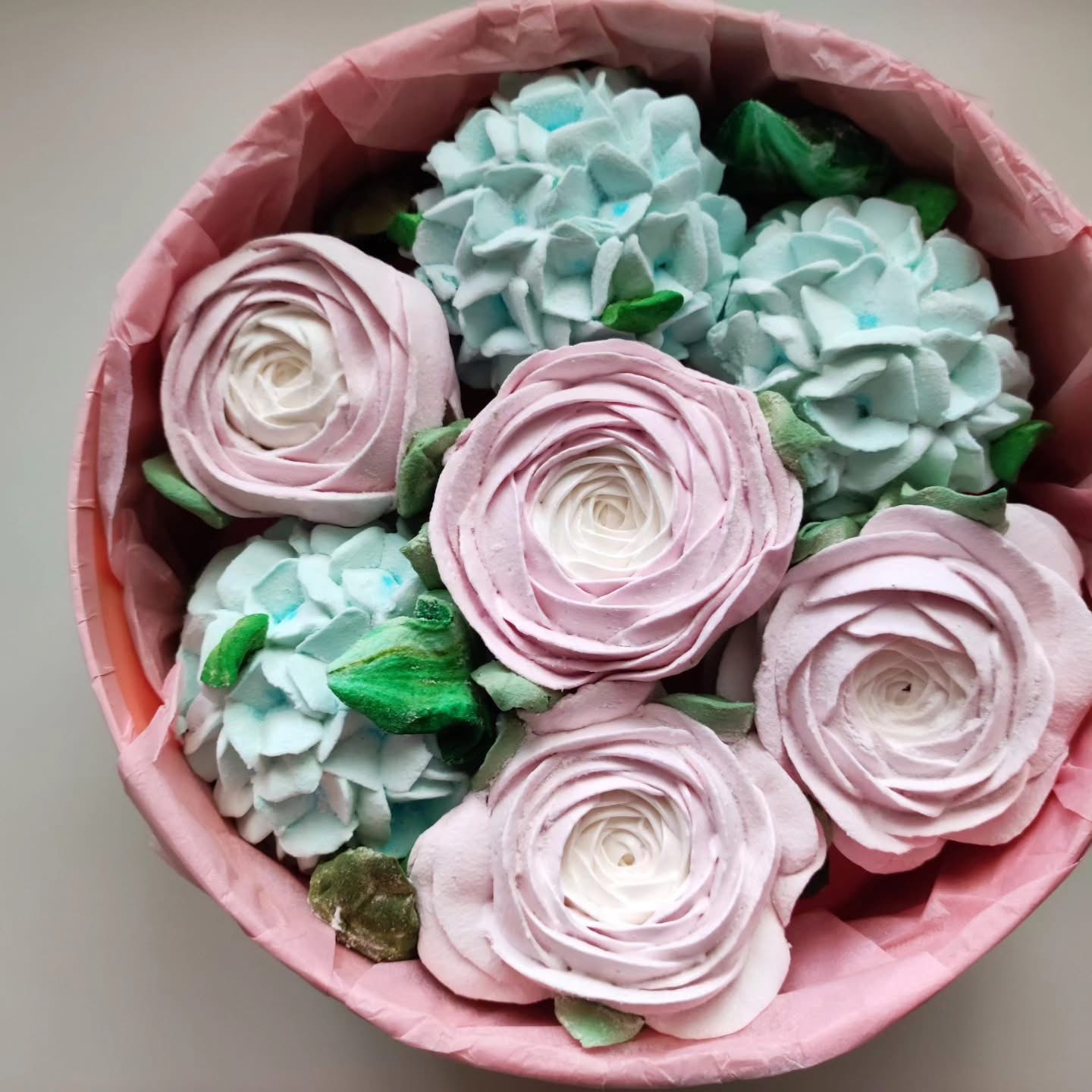 Cutie rotunda cu hortensie si ranunculus / Круглая коробочка с гортензией и ранункулюсом — изображение 5