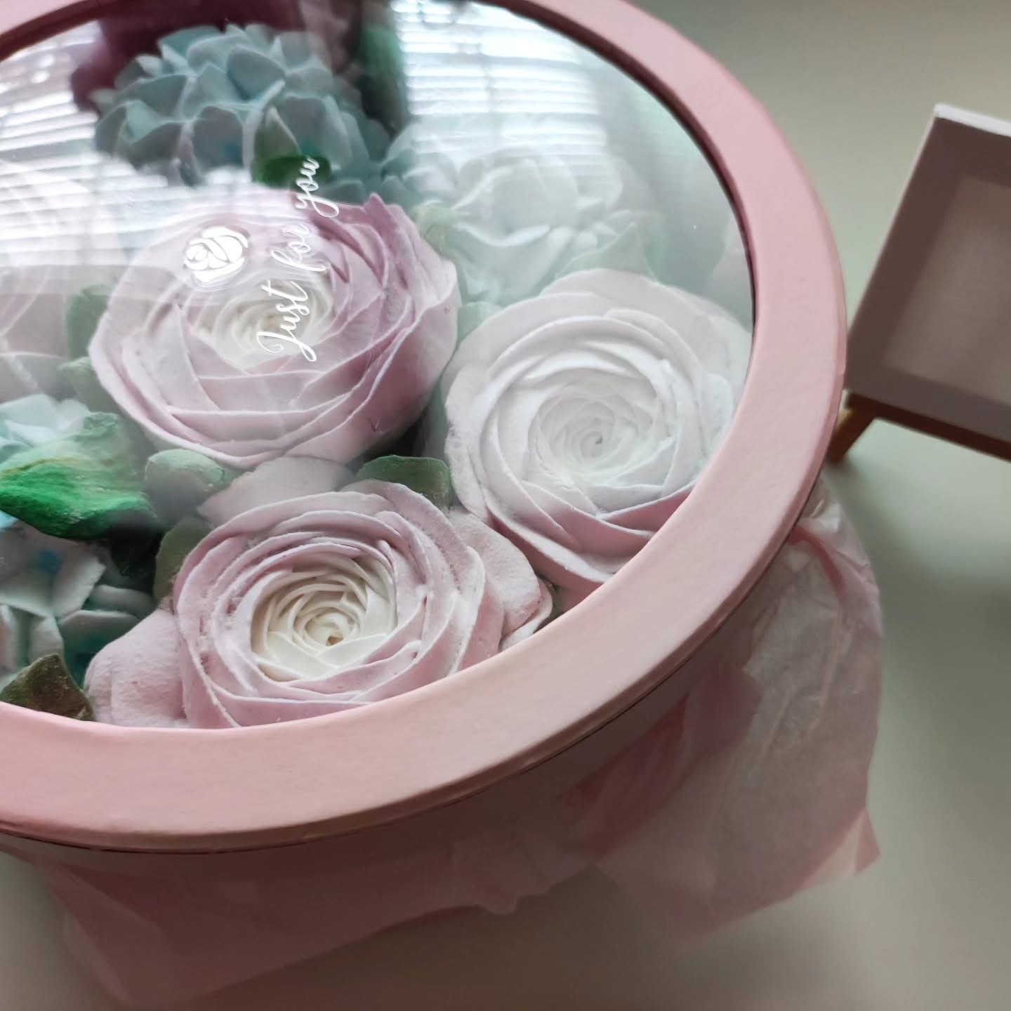 Cutie rotunda cu hortensie si ranunculus / Круглая коробочка с гортензией и ранункулюсом — изображение 4