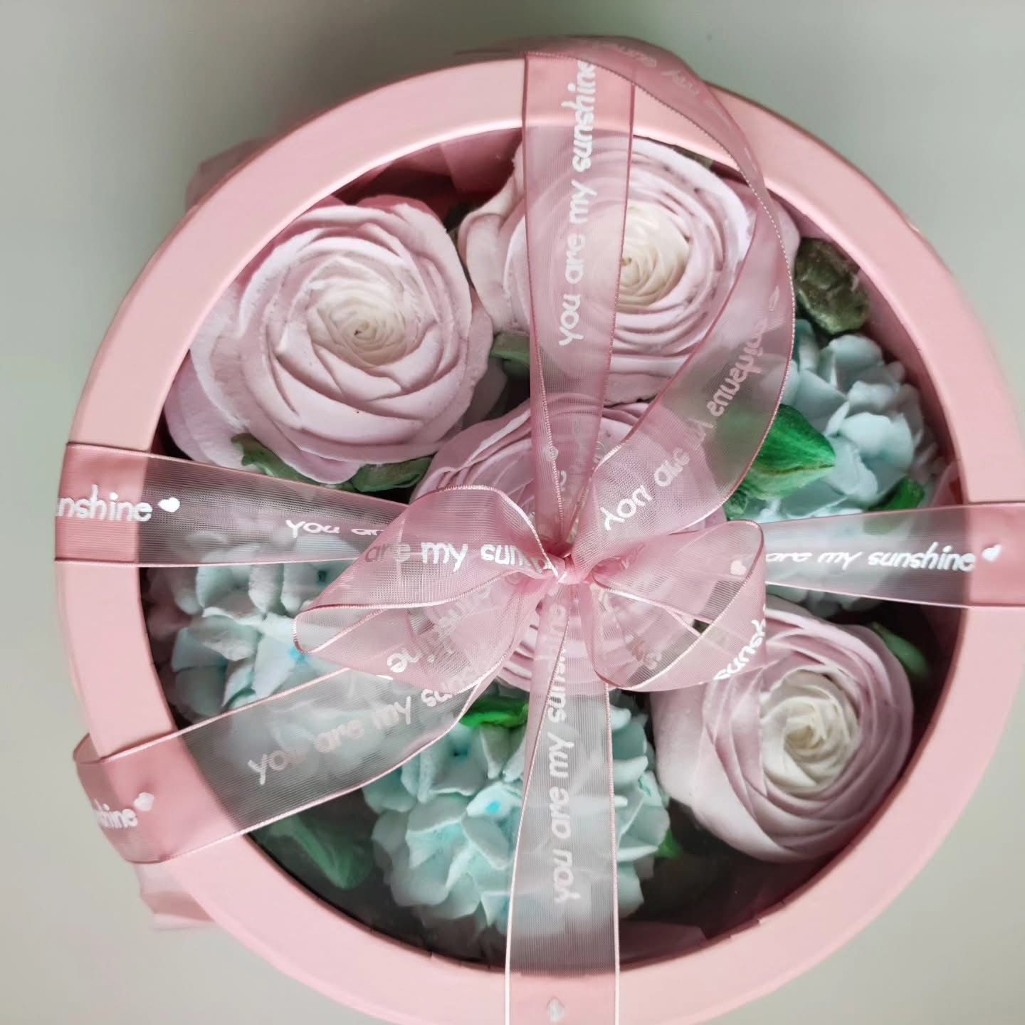Cutie rotunda cu hortensie si ranunculus / Круглая коробочка с гортензией и ранункулюсом — изображение 3