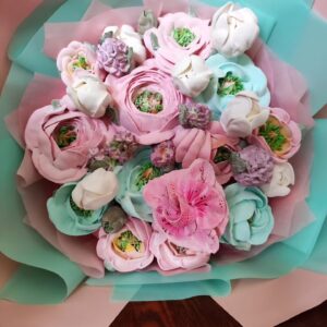 Buchet cu bujori înfloriți, boboci de bujori, liliac, ranunculus și orhidee / Букет с цветущими пионами, бутонами пионов, сиренью, ранункулюсом и орхидеей