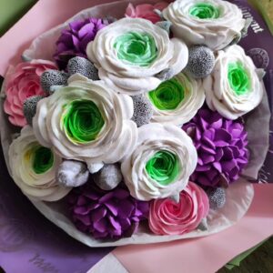 Buchet cu ranunculi, hortensii și trandafiri / Букет с ранункулюсами, гортензией и розами