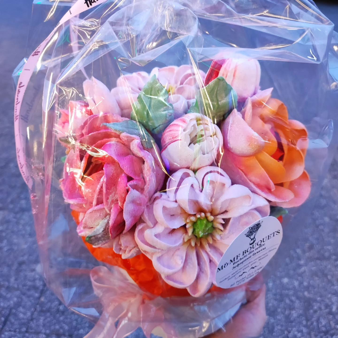 Buchet cupolă cu bujori si lalele într-o cutie înaltă de catifea / Букет купольный с пионами и тюльпанами в бархатной высокой коробке — изображение 2