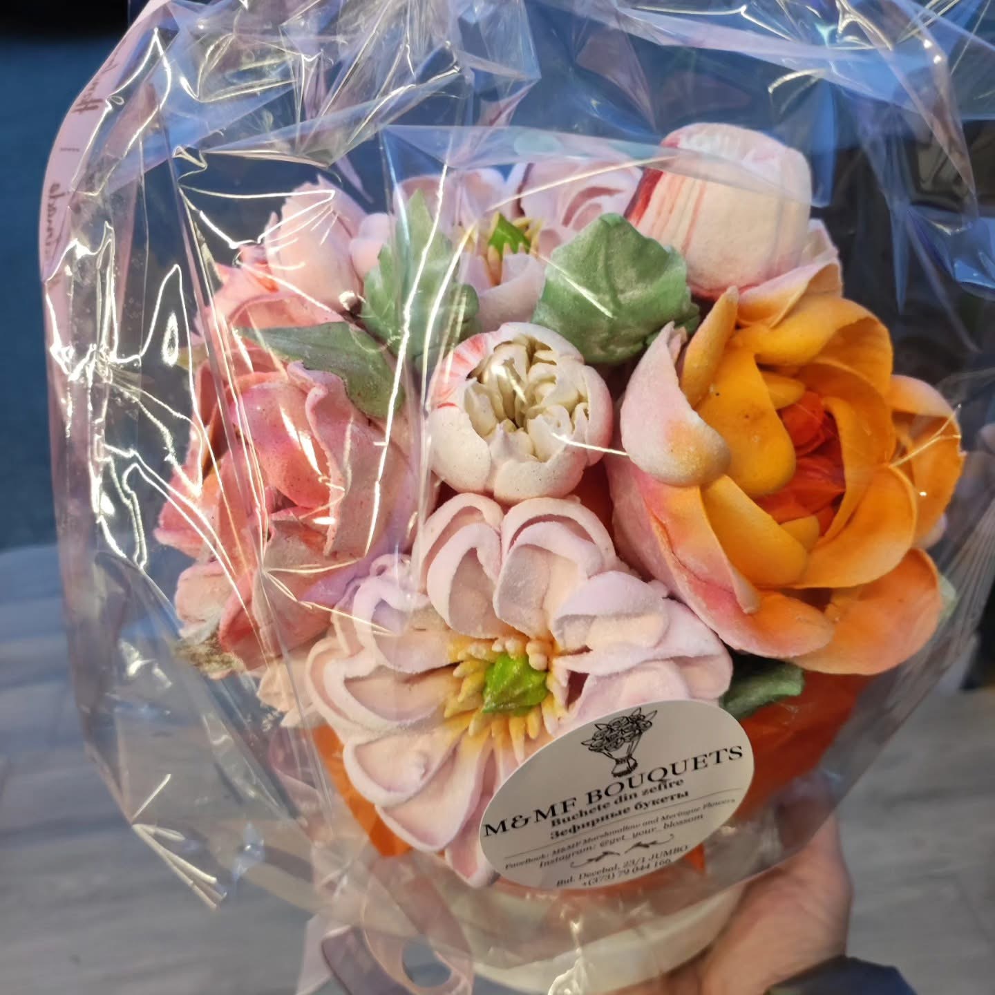 Buchet cupolă cu bujori si lalele într-o cutie înaltă de catifea / Букет купольный с пионами и тюльпанами в бархатной высокой коробке — изображение 3