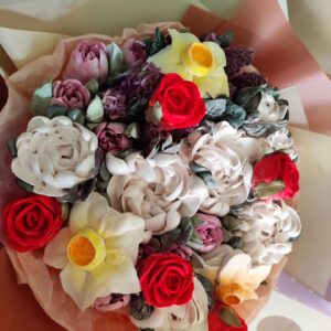 Buchet cu bujori, trandafiri, liliac, lalele și narcise / Букет с пионами, розами, сиренью, тюльпанами и нарциссами