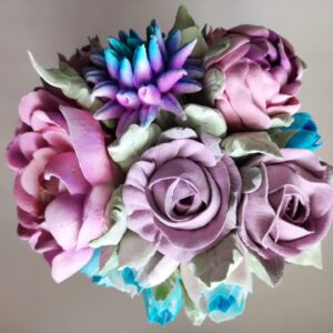 Buchet cupolă cu bujori, lalele crizantema si trandafiri într-o cutie înaltă de catifea / Букет купольный с пионами, тюльпанами, розами и хризантемой в бархатной высокой коробке