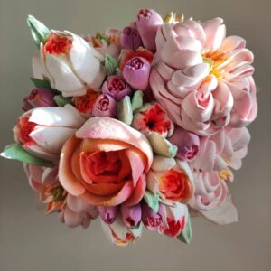 Buchet cupolă cu bujori si lalele mari/mici într-o cutie înaltă de catifea / Букет купольный с пионами и тюльпанами большими/маленькими в бархатной высокой коробке
