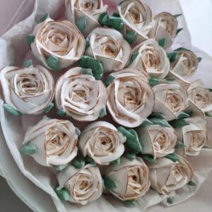 Buchet cu trandafiri albi și bordură aurie / Букет с белыми розами и золотистым кантом