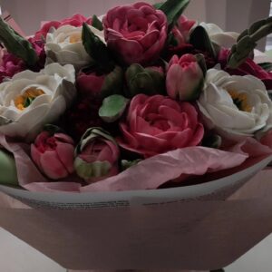 Buchet cu bujori mari, lalele si scorus / Букет с крупными пионами, тюльпанами и ягодами рябины