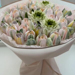 Buchet cu 30 lalele si 3 crizanteme / Букет с 30 тюльпанами и 3 хризантемами